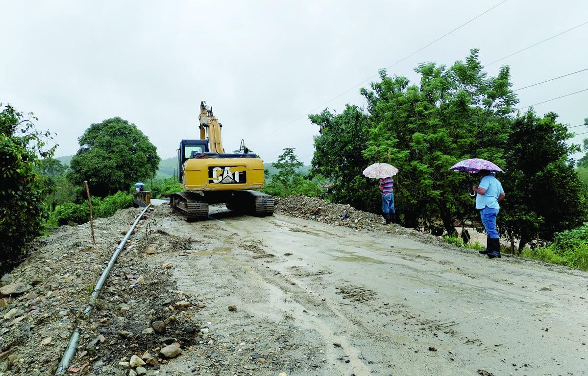 <b>La maquinaria reparó el cabezal del puente.</b>