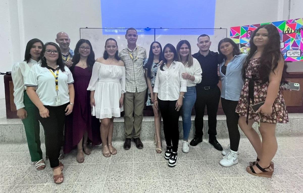 Elmor Wood ( centro ) junto a estudiantes y profesores de la carrera de Letras de la UNAH-VS.