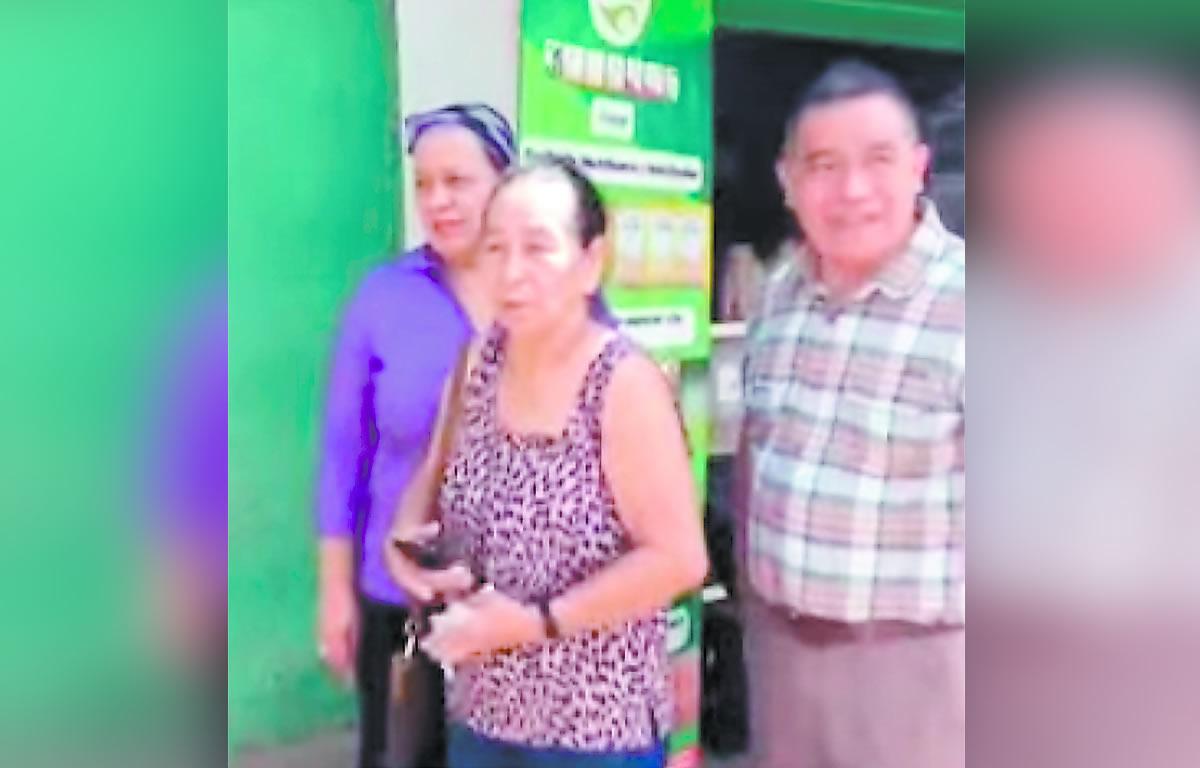 La madre de Ignacio Ayala llegó acompañada de varios familiares.