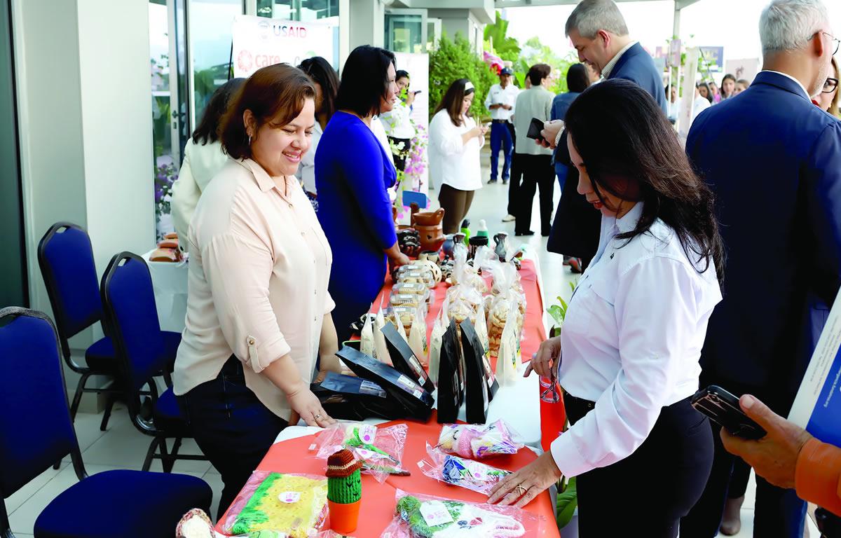 De acuerdo con el último Informe Global de Brecha de Género, los puestos de primer nivel siguen siendo poco accesibles para las mujeres en todo el mundo.