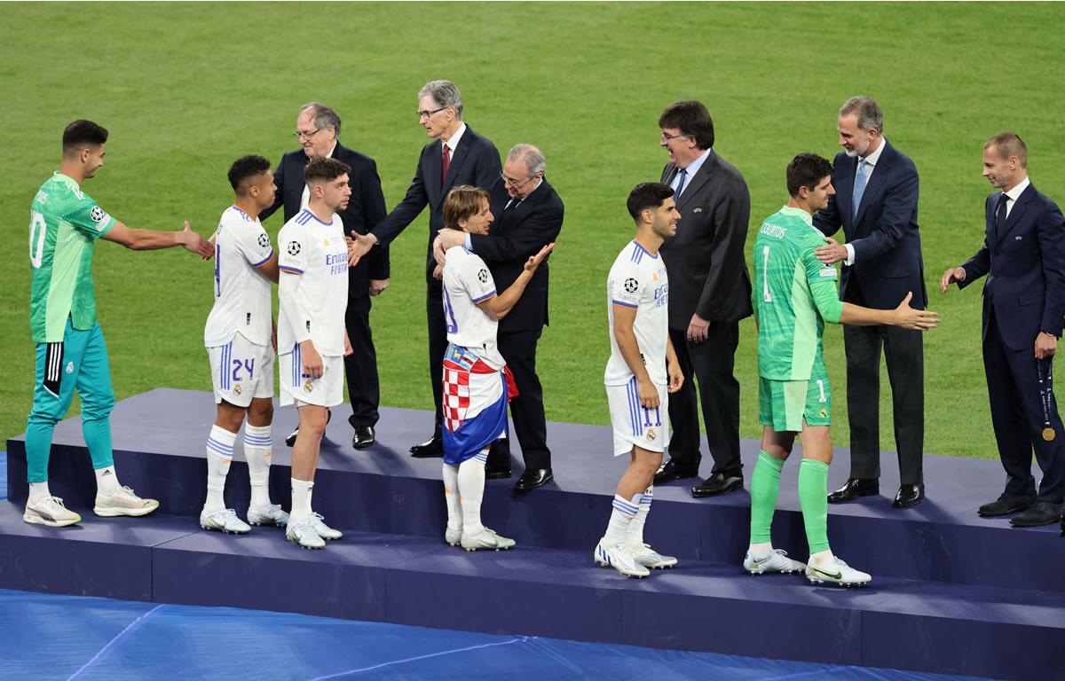 Florentino Pérez felicitó uno a uno a los futbolistas del Real Madrid tras ganar la Champions League.