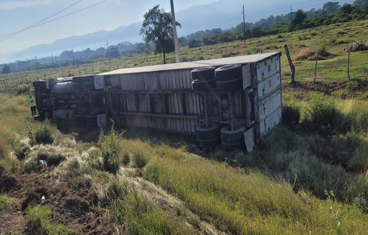 Del fuerte impacto la rastra y el pick up volcaron, al carro hasta se le arrancó la paila.