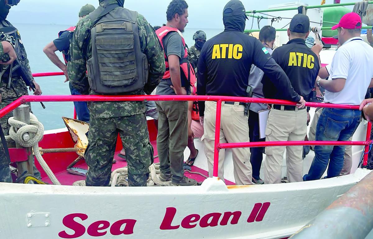 Fueron interceptados cuando pasaban droga a otras embarcaciones