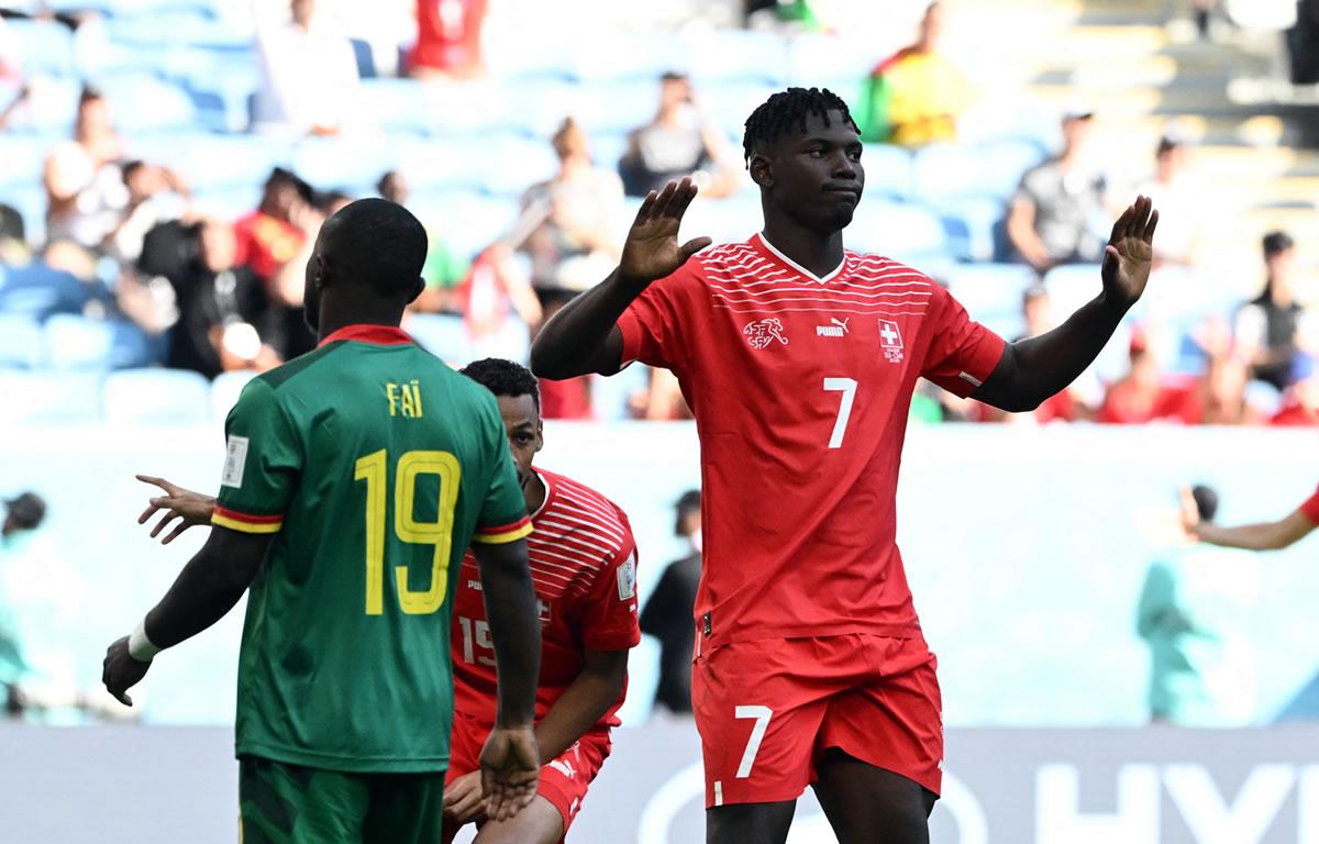 Embolo da primer triunfo a Suiza y golpea a su país de origen