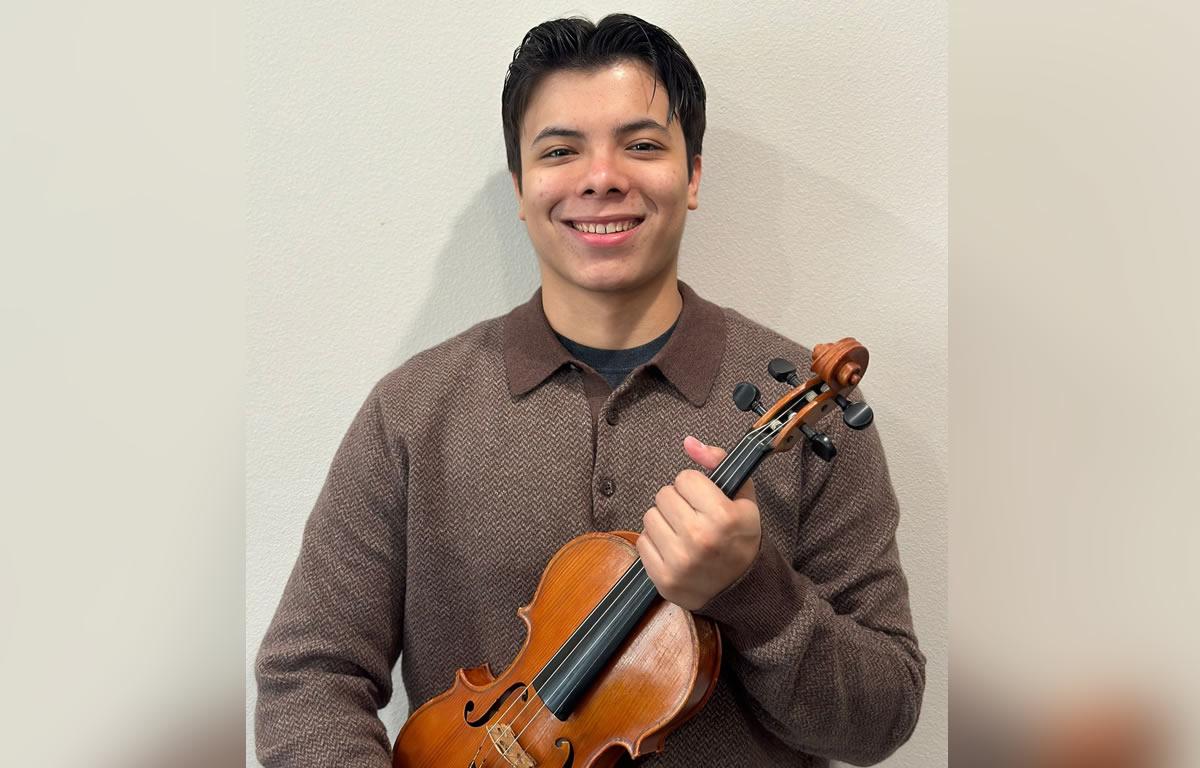 Hondureño gana competencia de violín en universidad de EUA