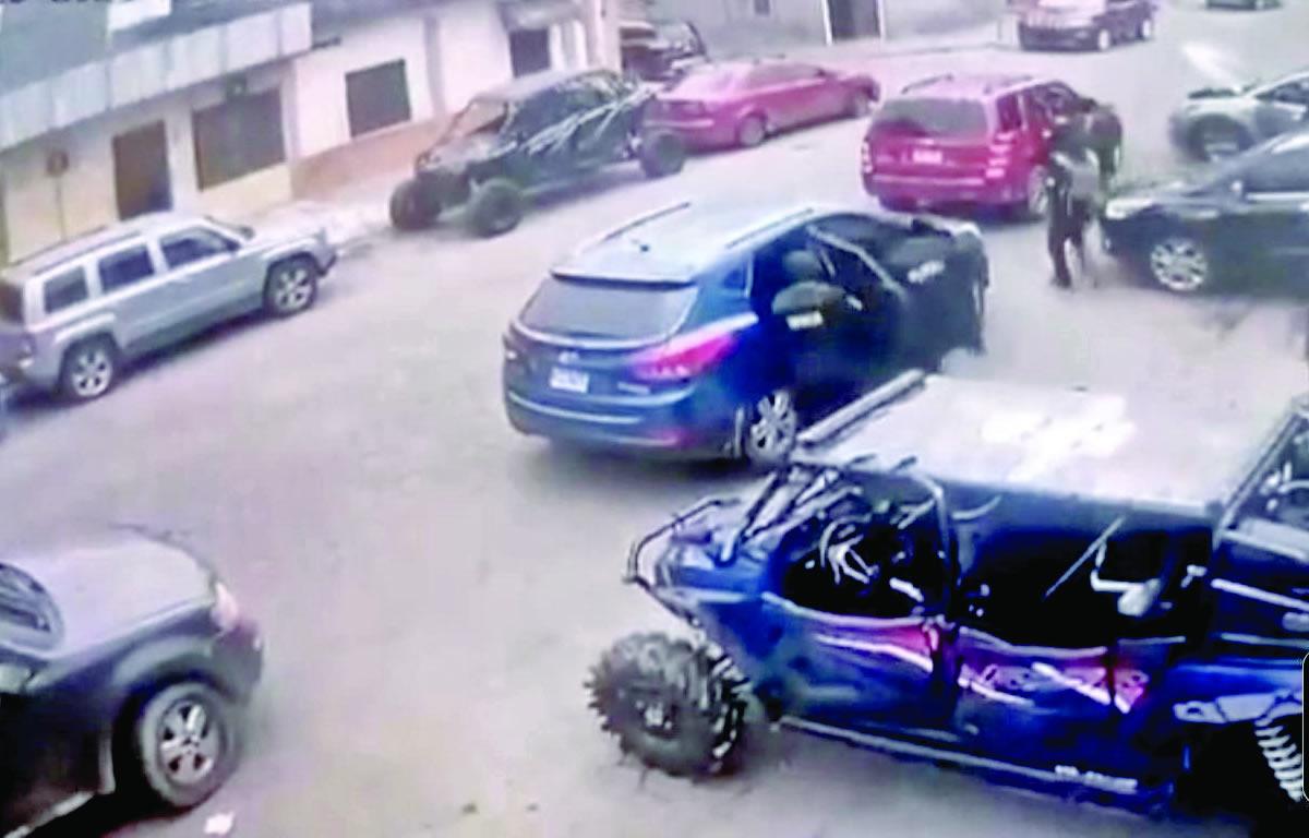 <b>El asalto cometido por los falsos policías quedó grabado por las cámaras del autolote.</b>