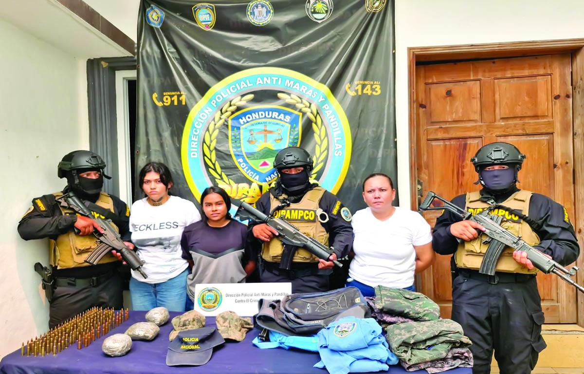 Caen tres mujeres con indumentaria militar en La Ceiba