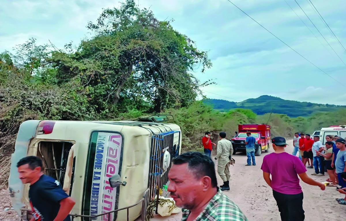Mujer perece luego de que volcara autobús en Valle