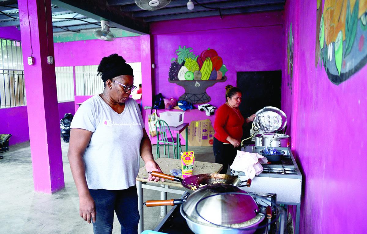 Un grupo de mujeres cocina para afectados por lluvias.