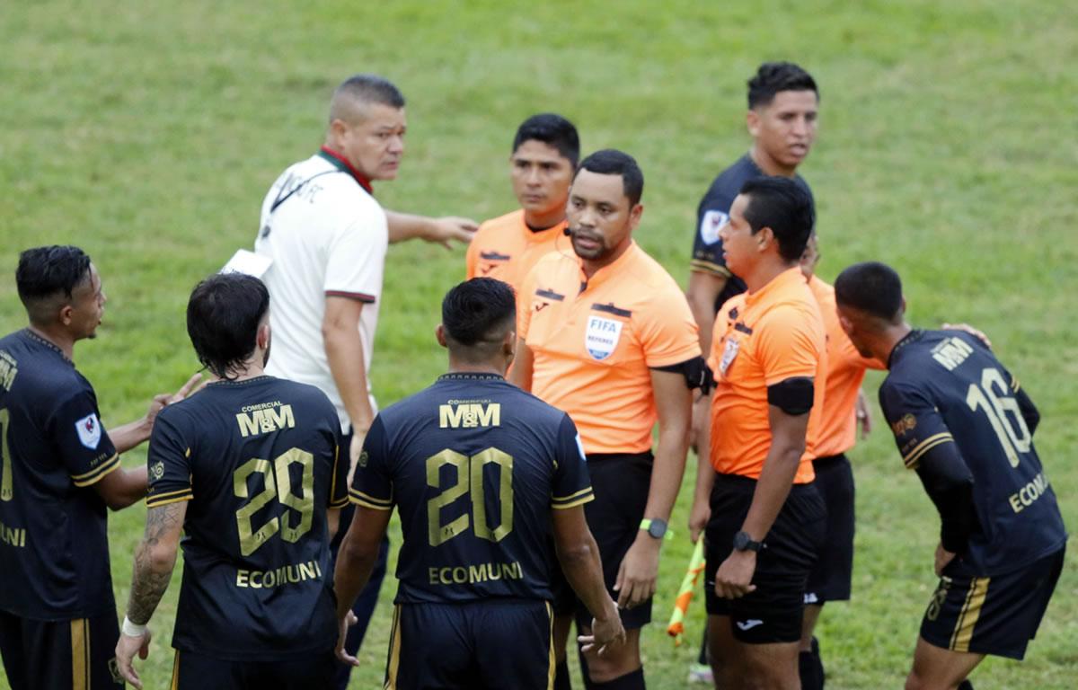 Mario Martínez atiza contra arbitraje del Marathón-Olancho