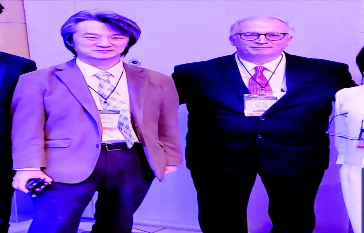 Katsuhiro Kawamura, doctor y profesor de las universidades de Tokio y de Standford, quien logró el primer trasplante de ovarios en el mundo; aquí junto al doctor Bueso.