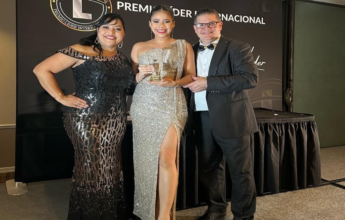 La sampedrana Diana Sorto gana premio al liderazgo internacional en Orlando, Florida