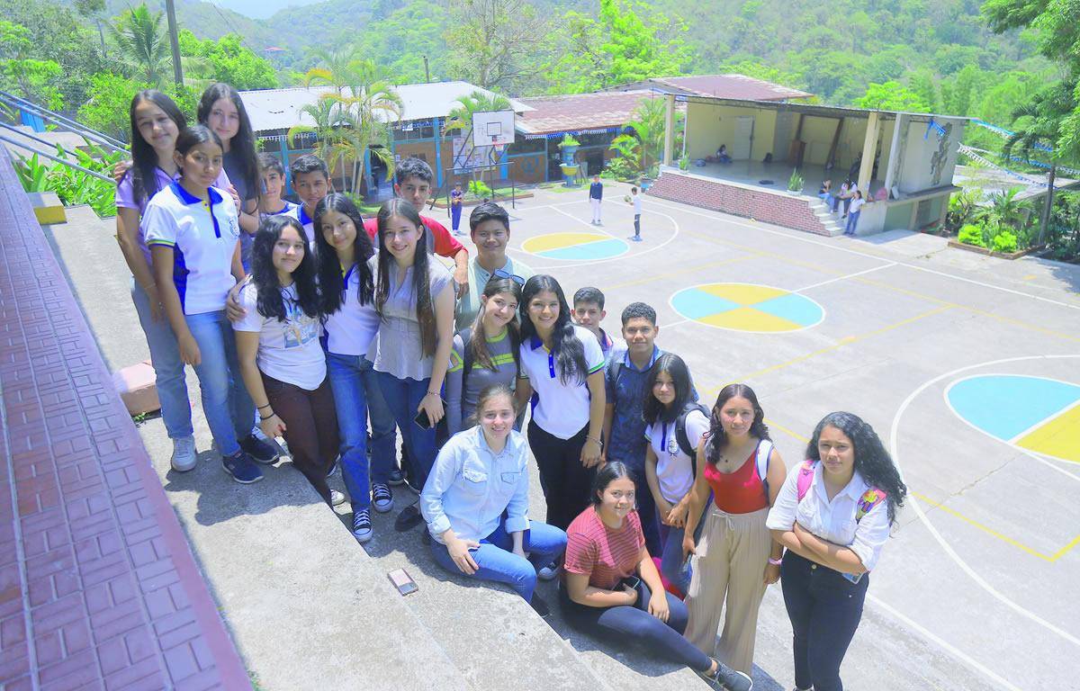 $!Las trillizas Dulce María y Diana María con sus compañeros de carrera en el Insuca.