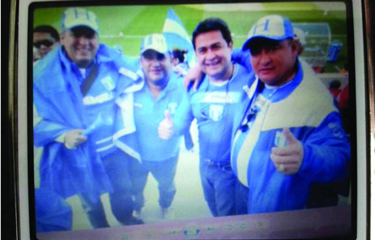 $!Hernández dijo no reconocer a uno de los hermanos Valle con quien sale abrazado luciendo las camisas de la H durante uno de los partidos de la Selección en el Mundial de Sudáfrica y en la que también sale Ricardo Álvarez. Otras fotos tomadas de su Facebook también se mostraron. Imagen de archivo.