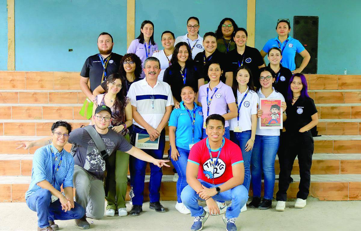 $!Voluntarios de Juventud en Acción y el equipo de World Vision visitan escuela en Villanueva.