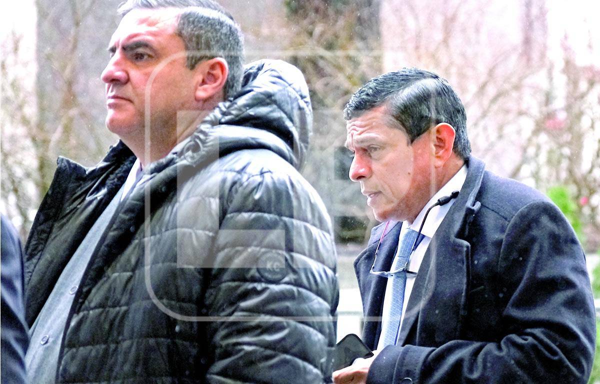 $!El general en condición de retiro de las Fuerzas Armadas de Honduras ( FF AA) y un excomandante de la Policía Militar fueron captados por LA PRENSA al entrar a la Corte ayer.