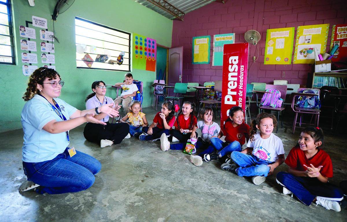 $!De la mano del psicólogo y catedrático Manuel Orellana, estudiantes de Psicología de la Unah-vs impartieron charlas.