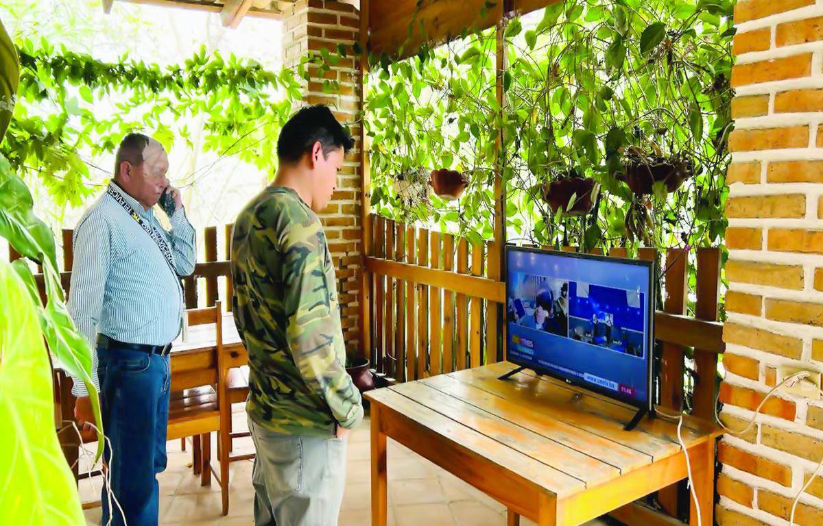 $!<b>Gracias, pueblo donde JOH nació, ayer tras veredicto.</b>