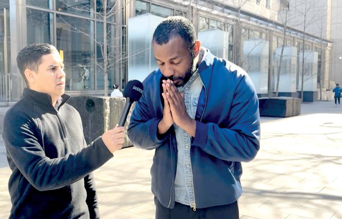 $!El periodista Eduardo Solano describió de forma impecable cómo vivió JOH el momento en el que se leyó la decisión del jurado. En la foto con el periodista Fernando Maldonado.