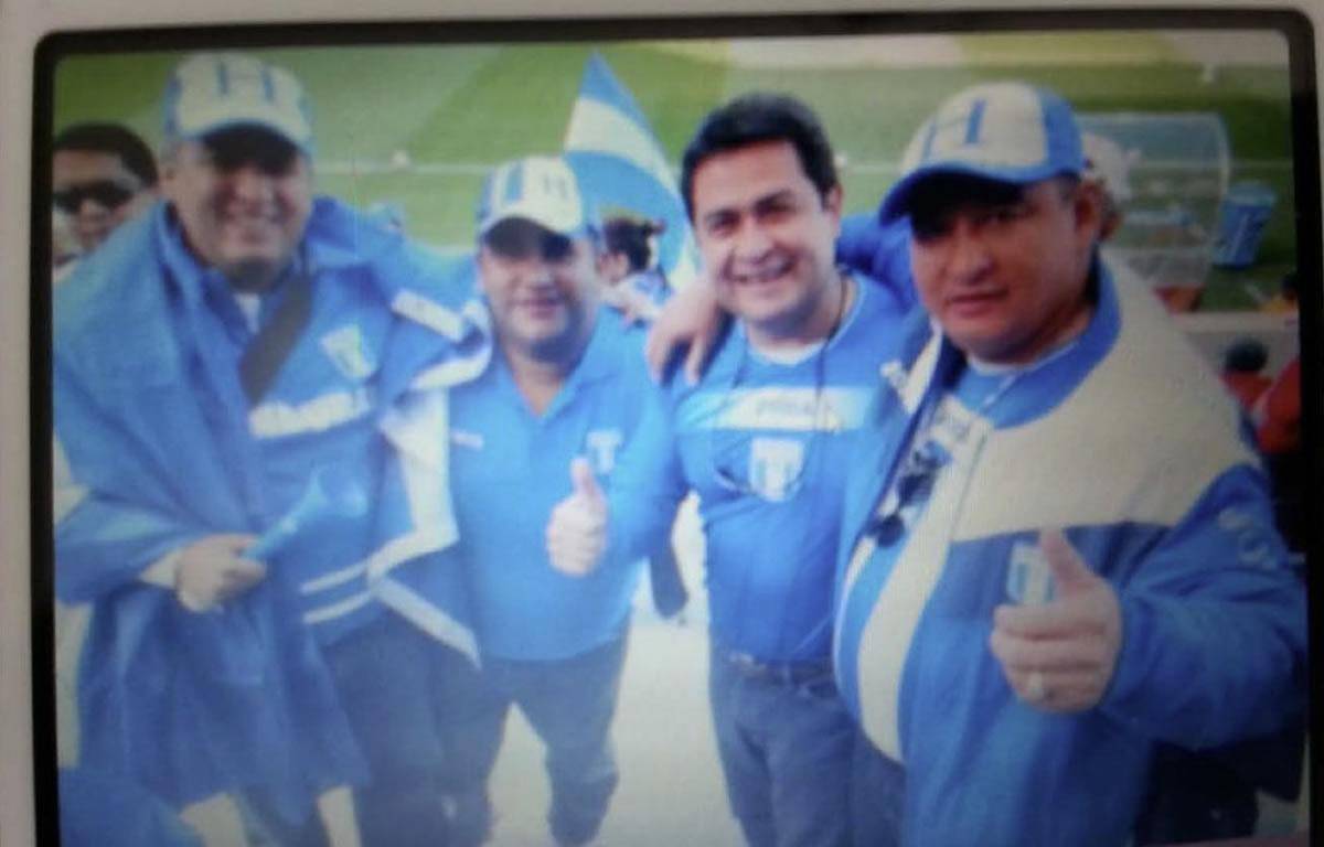 $!Juan Orlando negó conocer a Arnulfo Valle, con quien sale abrazado en una foto en Sudáfrica: sugirió que era un fotomontaje.