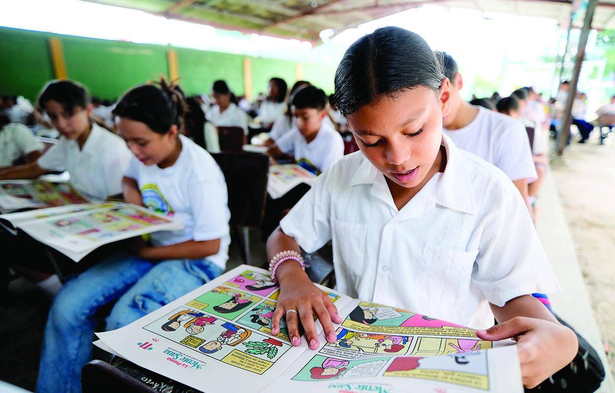 $!Una niña lee el fascículo de Mente Sana.