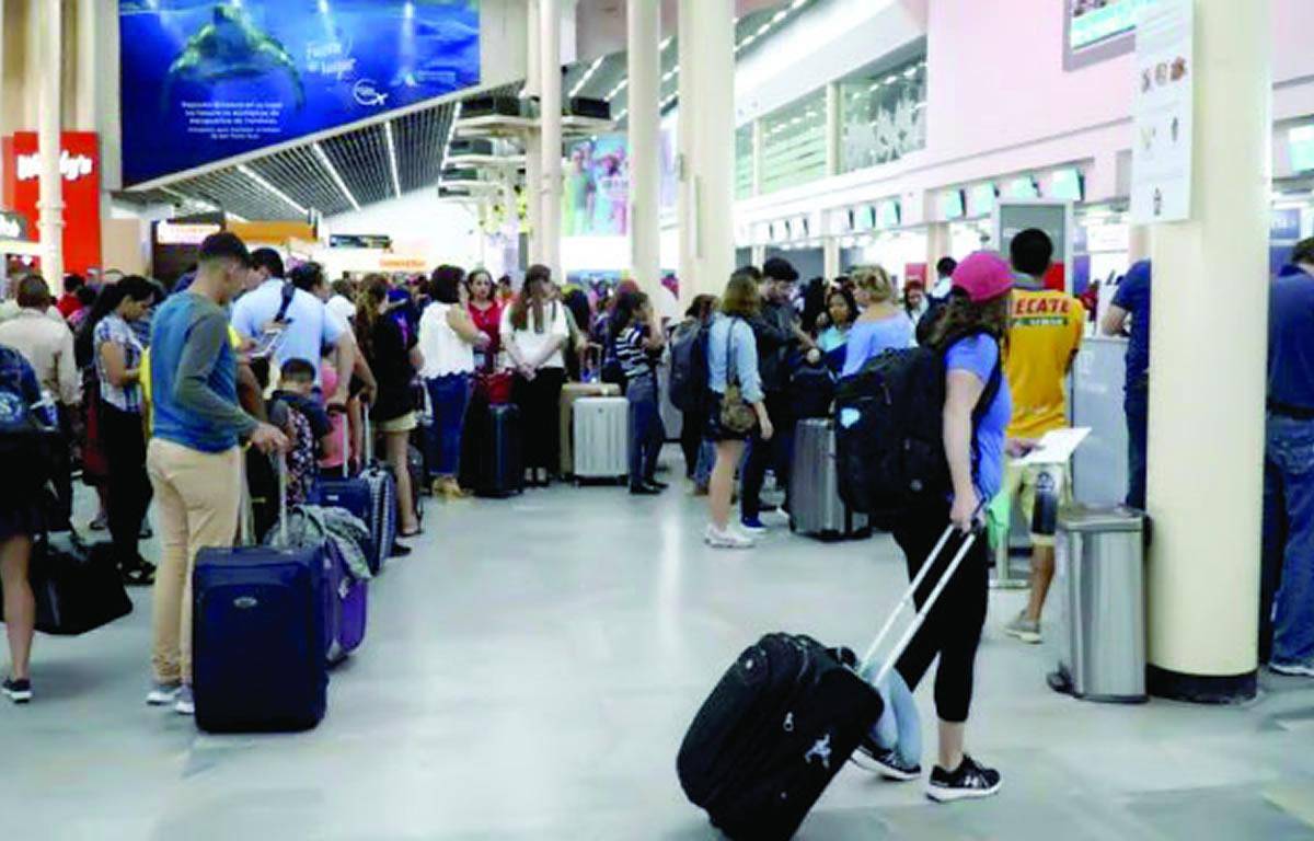 $!Turistas se movilizan hacia las principales playas de país.