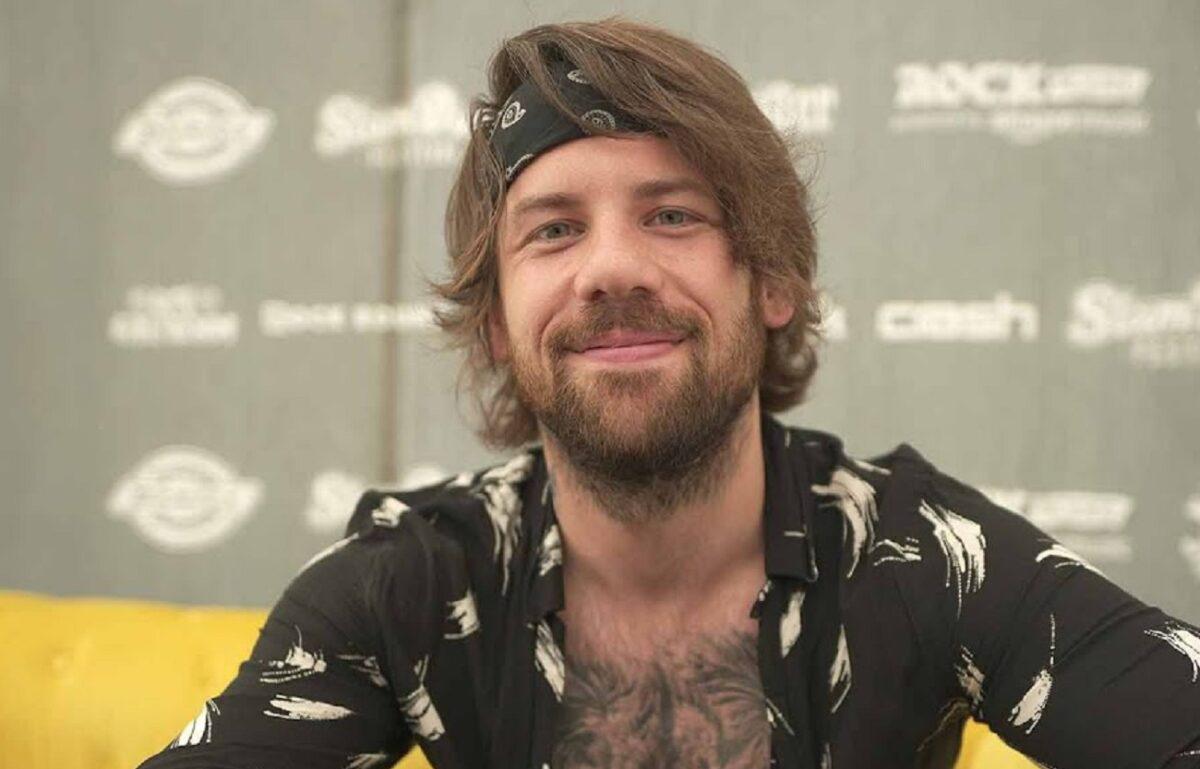 El cantante Caleb Shomo se declara gay tras 14 años de matrimonio