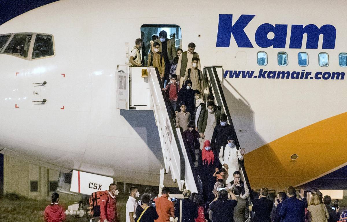 Unas 200 personas evacuadas de Kabul en el primer vuelo tras retirada de EEUU