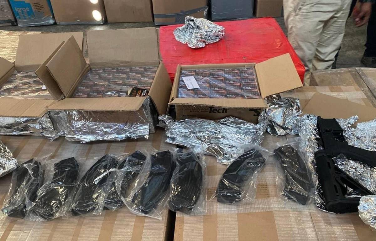 Decomisan rifle de asalto y más de 3,000 proyectiles en aduana La Mesa