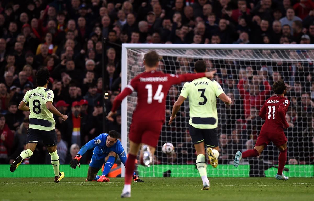 Mohamed Salah corre a celebrar su golazo tras vencer a Ederson.