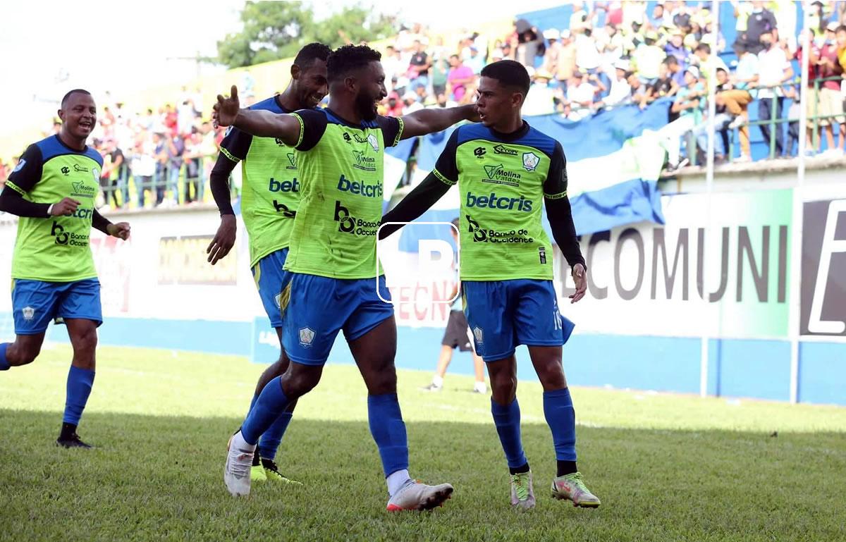 Cristian Cálix festeja con sus compañeros el primer gol del Olancho FC en Liga Nacional.