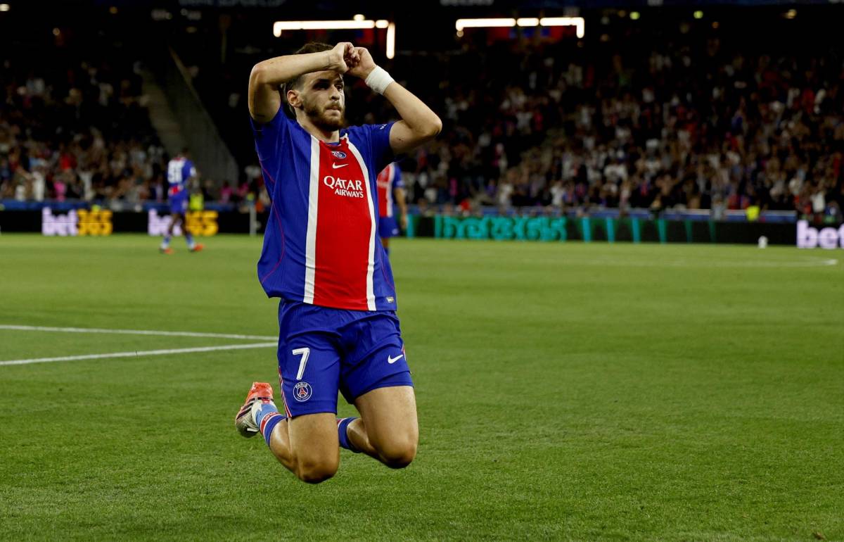 Kvicha Kvaratskhelia anotó un golazo para PSG, un jugador determinante. FOTO EFE.