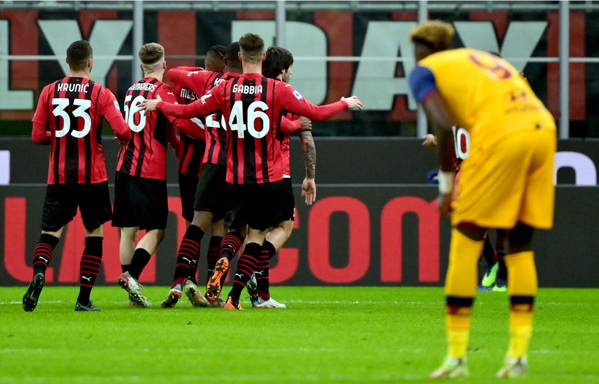 Los jugadores del AC Milan celebrando el gol de Junior Messias.