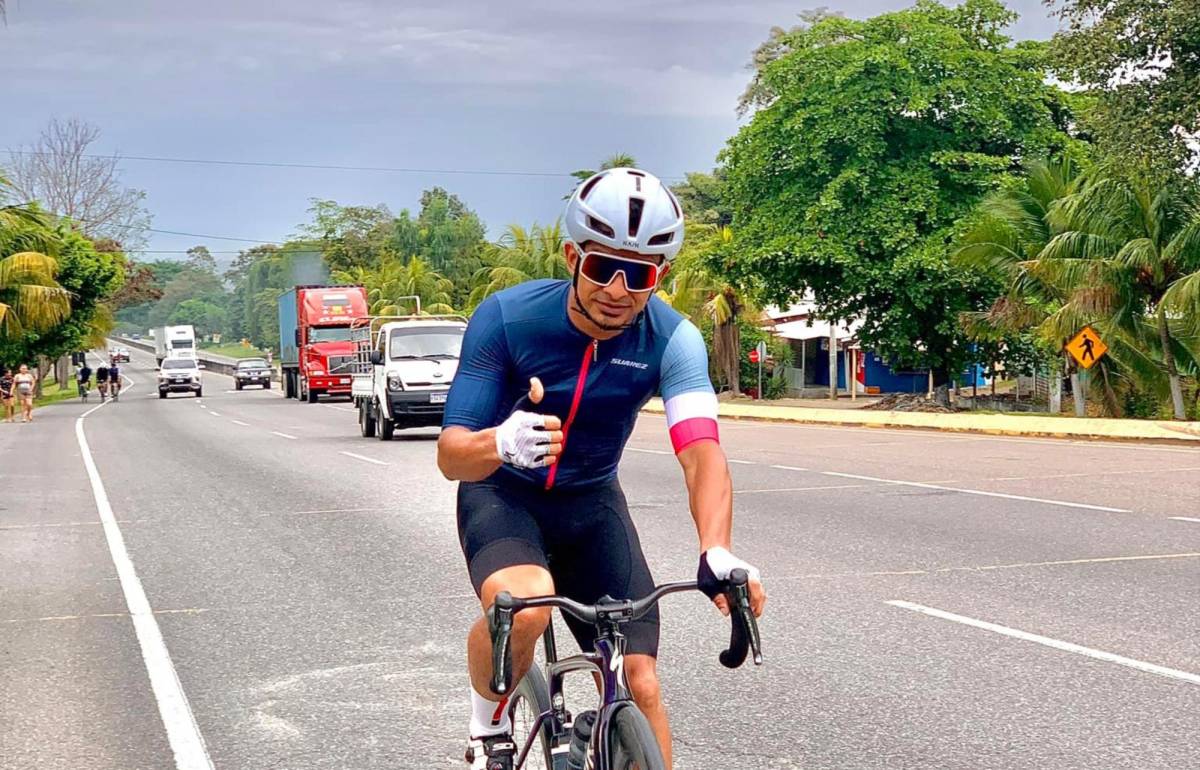Mario Berríos se fue a Comayagua en bicicleta para apoyar al Marathón ante Olimpia.