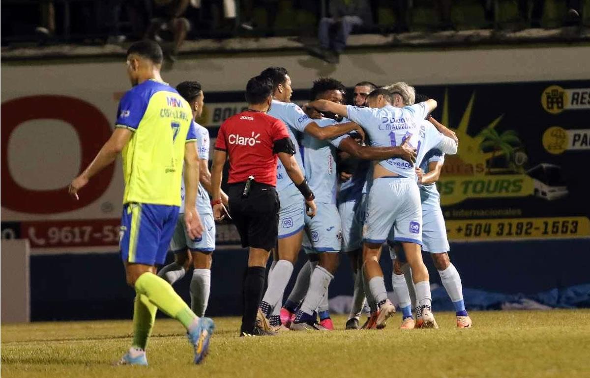 Jugadores del Motagua festejando el gol de Lucas Campana ante Olancho FC.