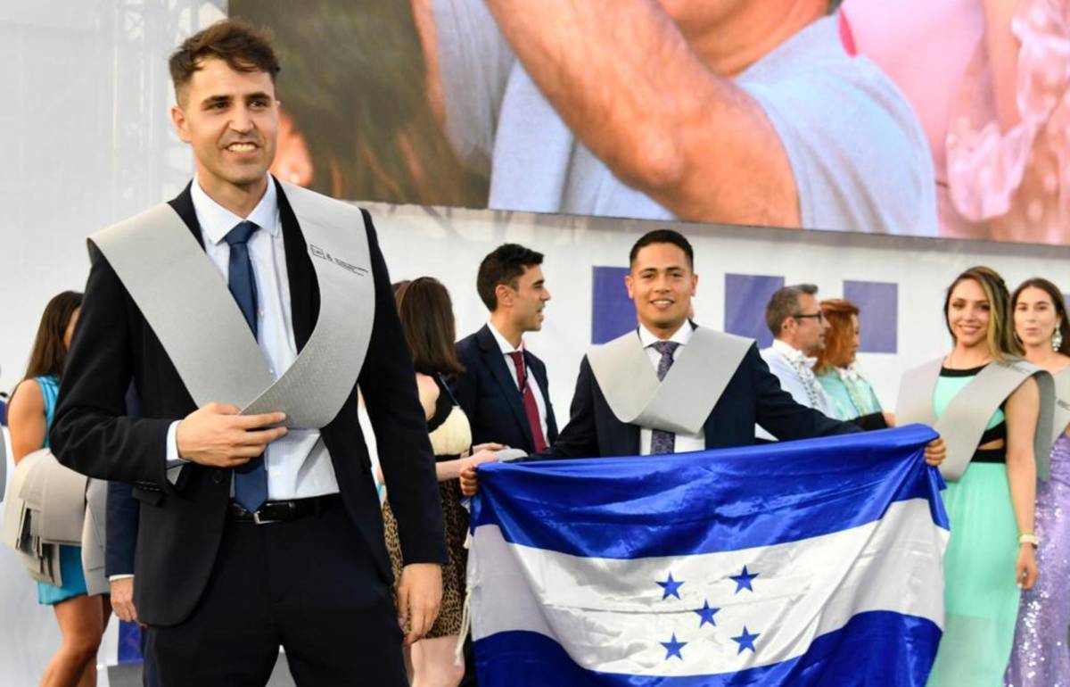 Víctor Sierra portando con orgullo la bandera de Honduras.