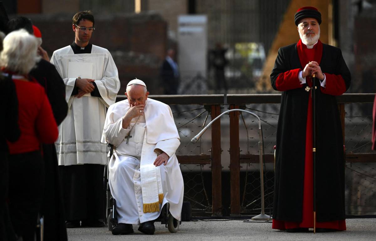 El Papa condena desde el Coliseo la amenaza nuclear y clama por la paz