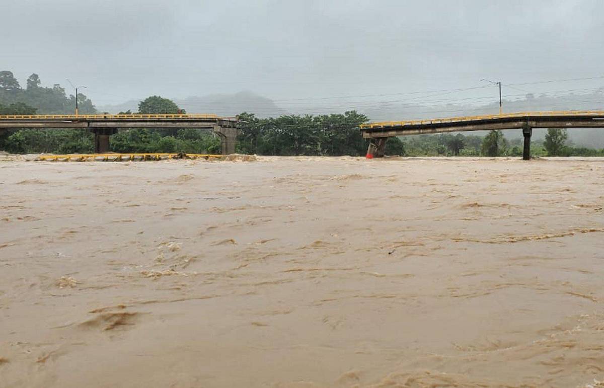 Así quedó el puente Saopin sobre el río Cangrejal en La Ceiba, Atlántida.