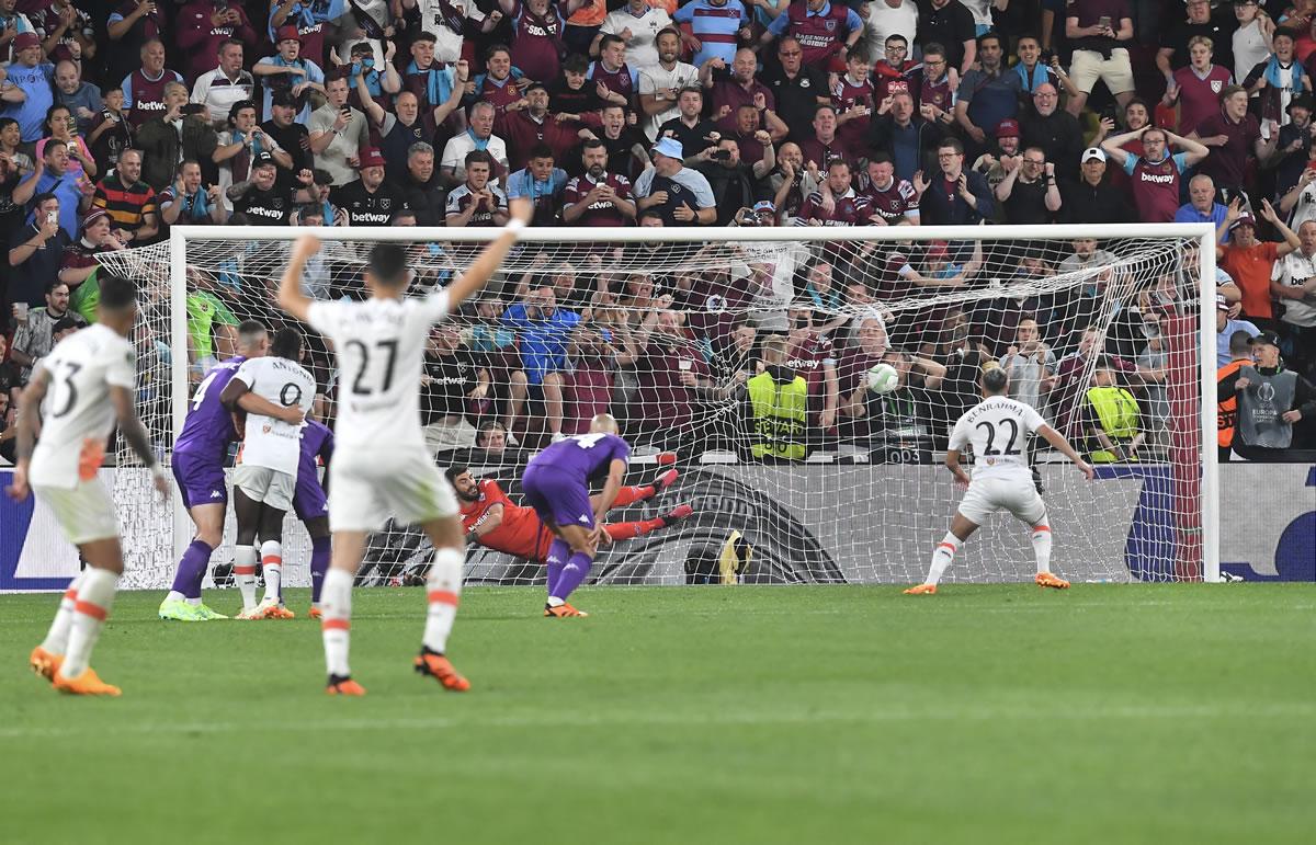 El gol de penal del argelino Saïd Benrahma para abrir el marcador en la final de la Conference League.