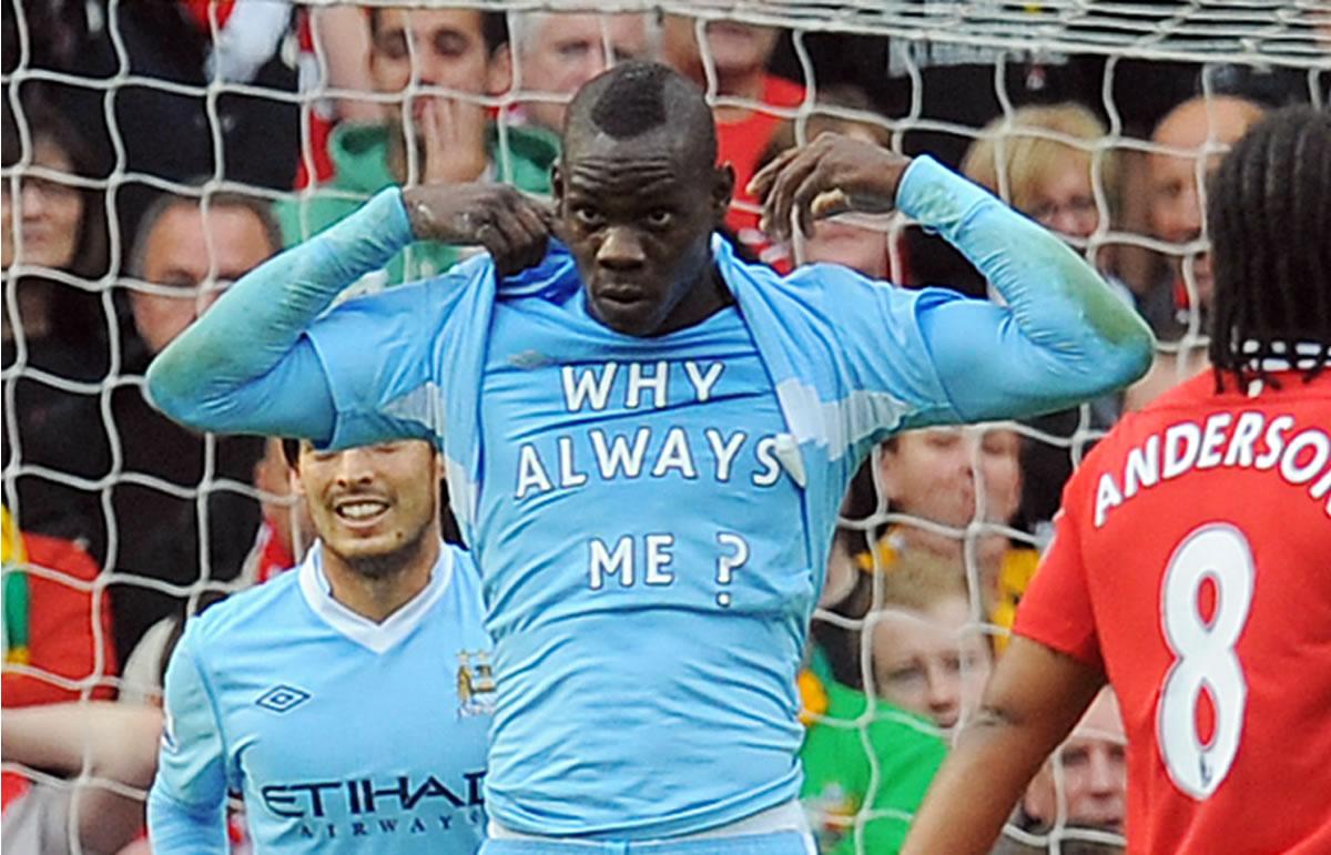Tras marcar un gol con el Manchester City, Balotelli celebró mostrando un mensaje en una camiseta: “Why always me?”.