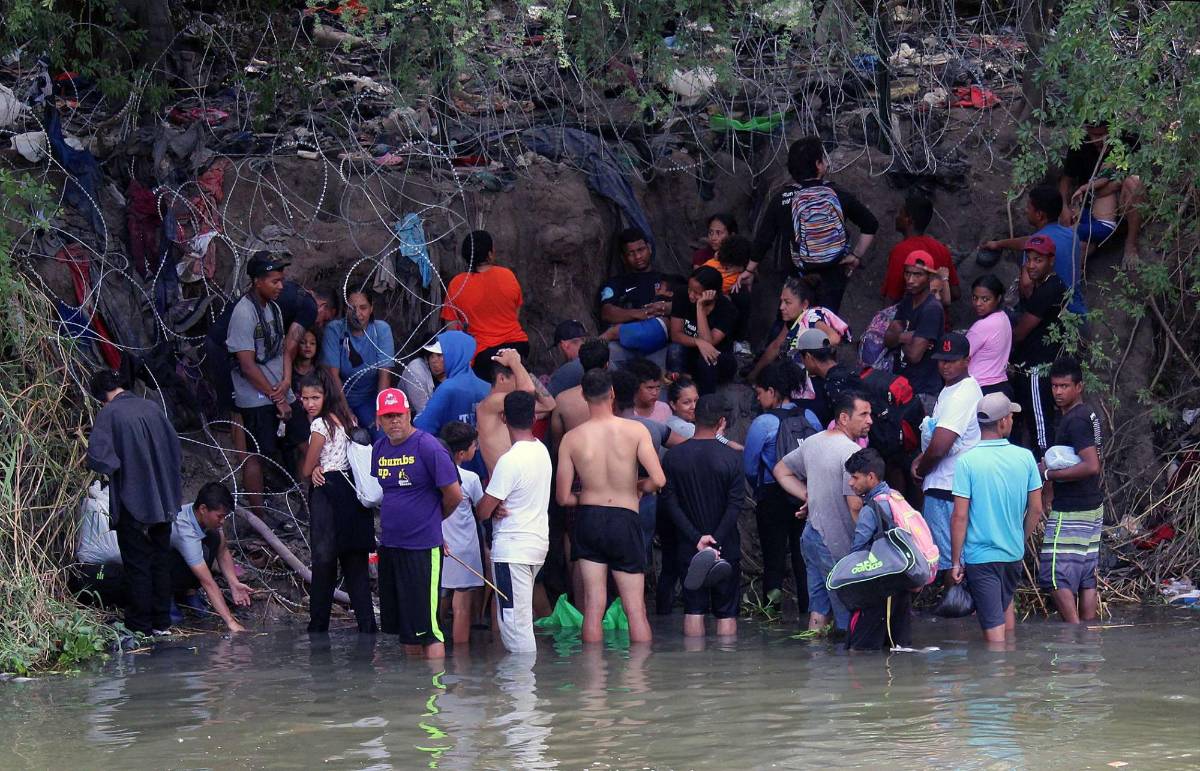 Cruzar el río, saltar los muros o entregarse, así fue el día ayer en la frontera.