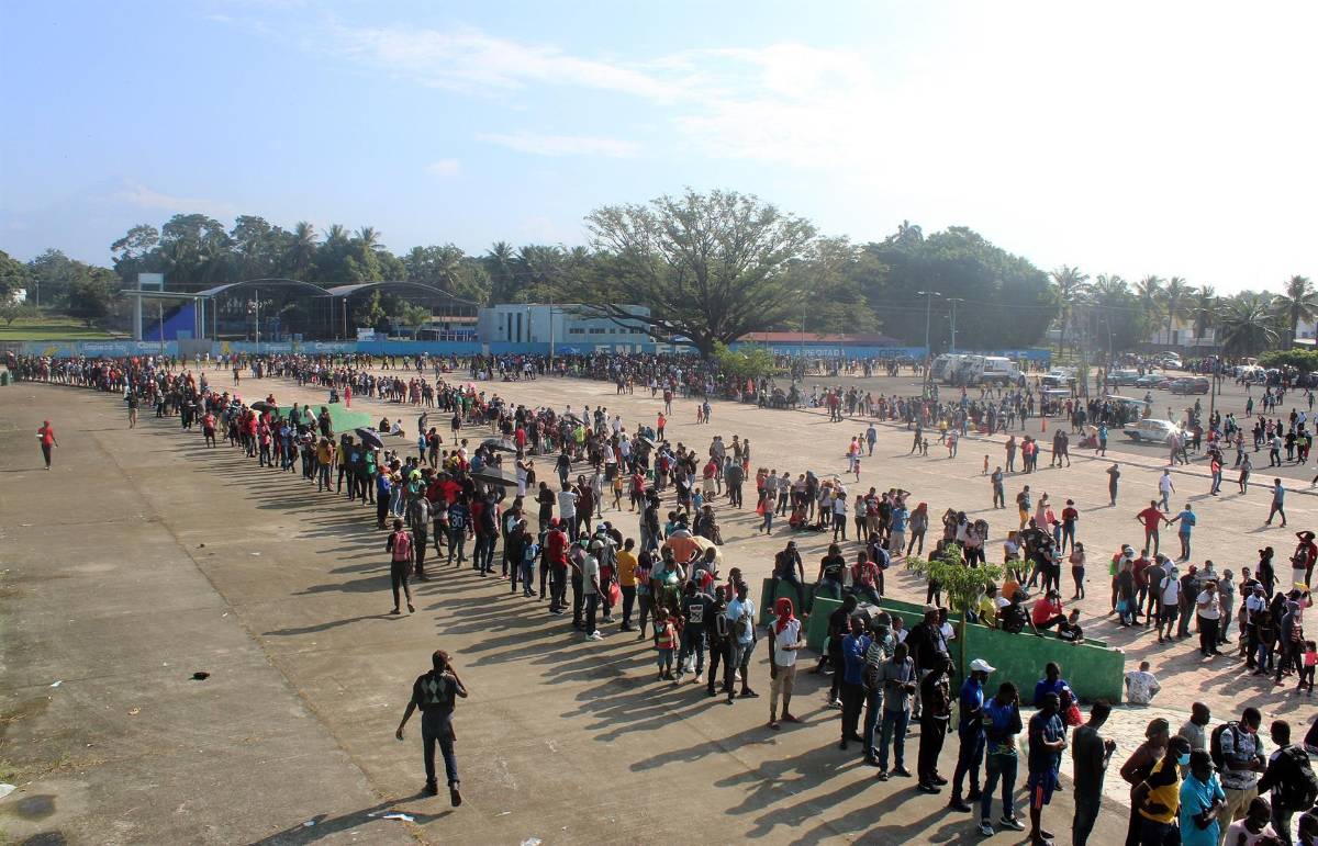 Miles de migrantes se reúnen en estadio de México para pedir refugio