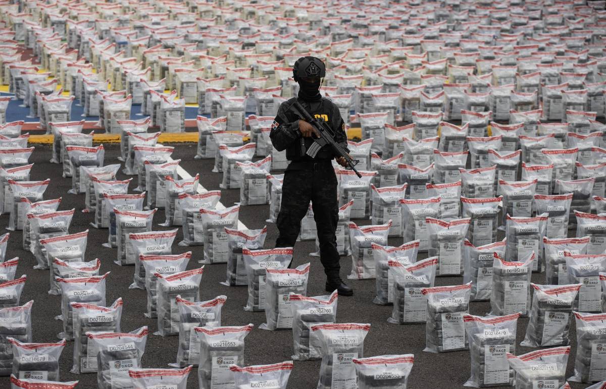 Un agente de la Dirección Nacional de Control de Drogas (DNCD), resguarda un cargamento de 9.588 kilos de droga (9,5 toneladas), el viernes en Santo Domingo (República Dominicana).