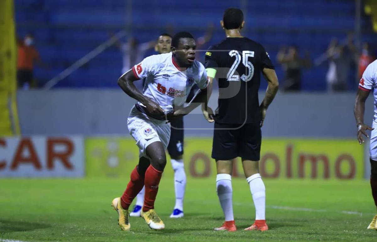 El defensor José García celebrando el gol del Olimpia.