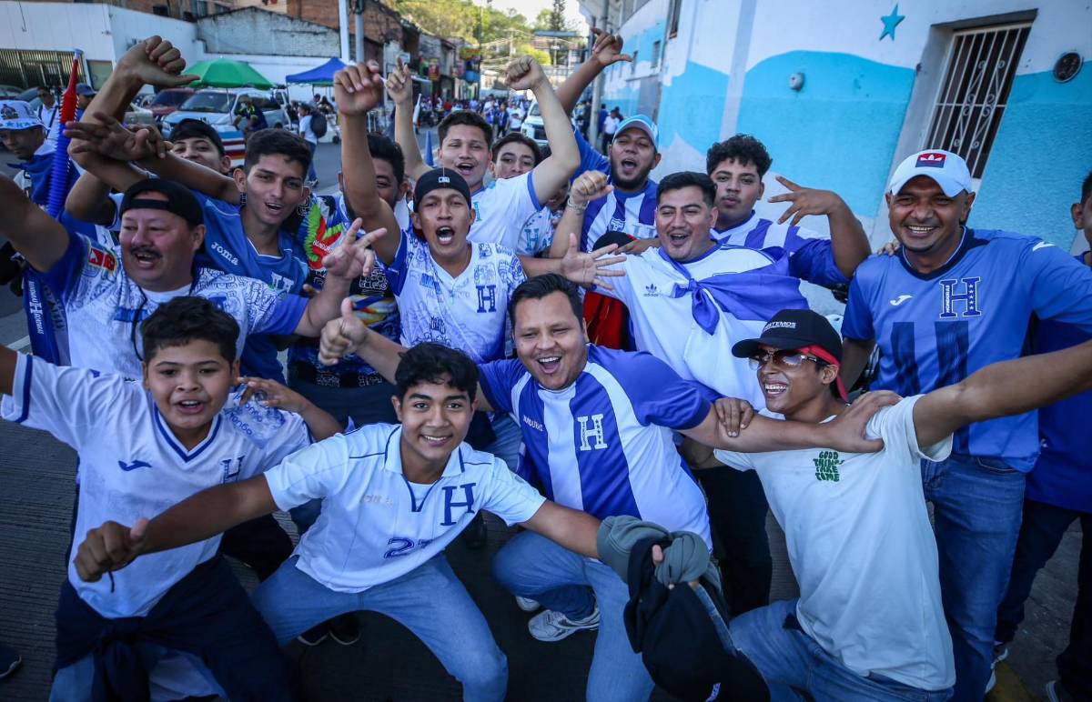 Afición hondureña en las afueras del estadio Nacional Chelato Uclés.