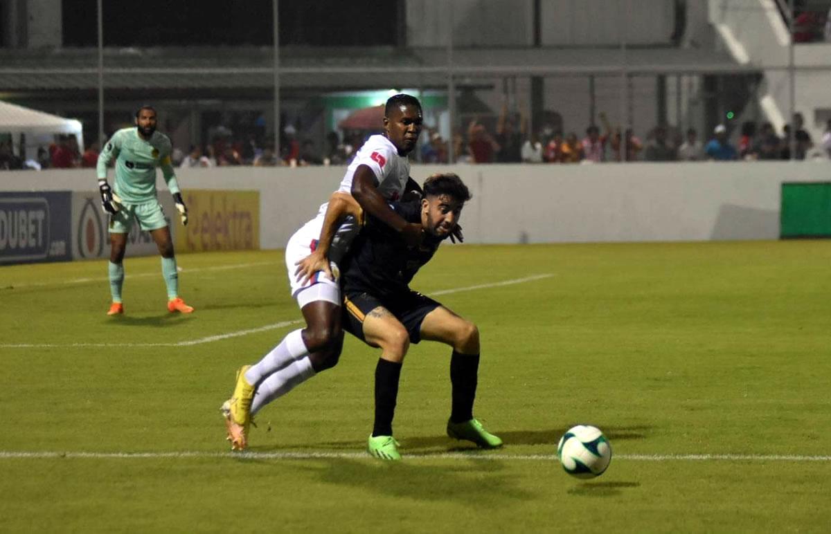 Agustín Auzmendi cubriendo el balón ante la presión de Brayan Beckeles.