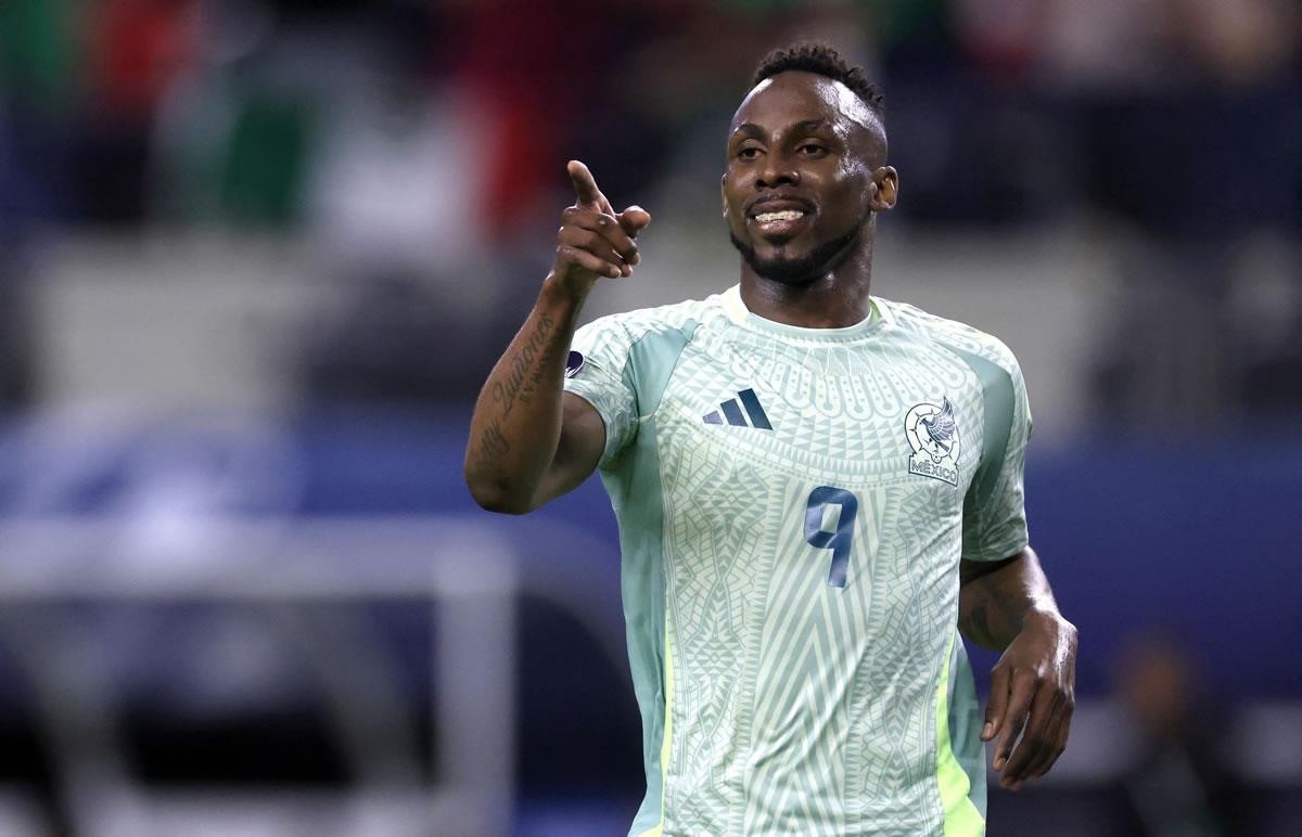Julián Quiñones celebrando su gol contra Panamá.