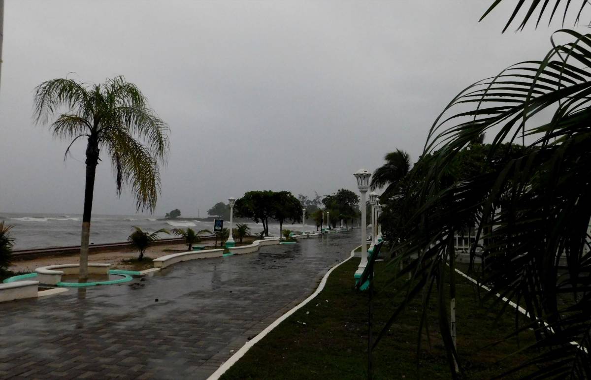 Alerta amarilla, lluvias y calles anegadas en el litoral Atlántico