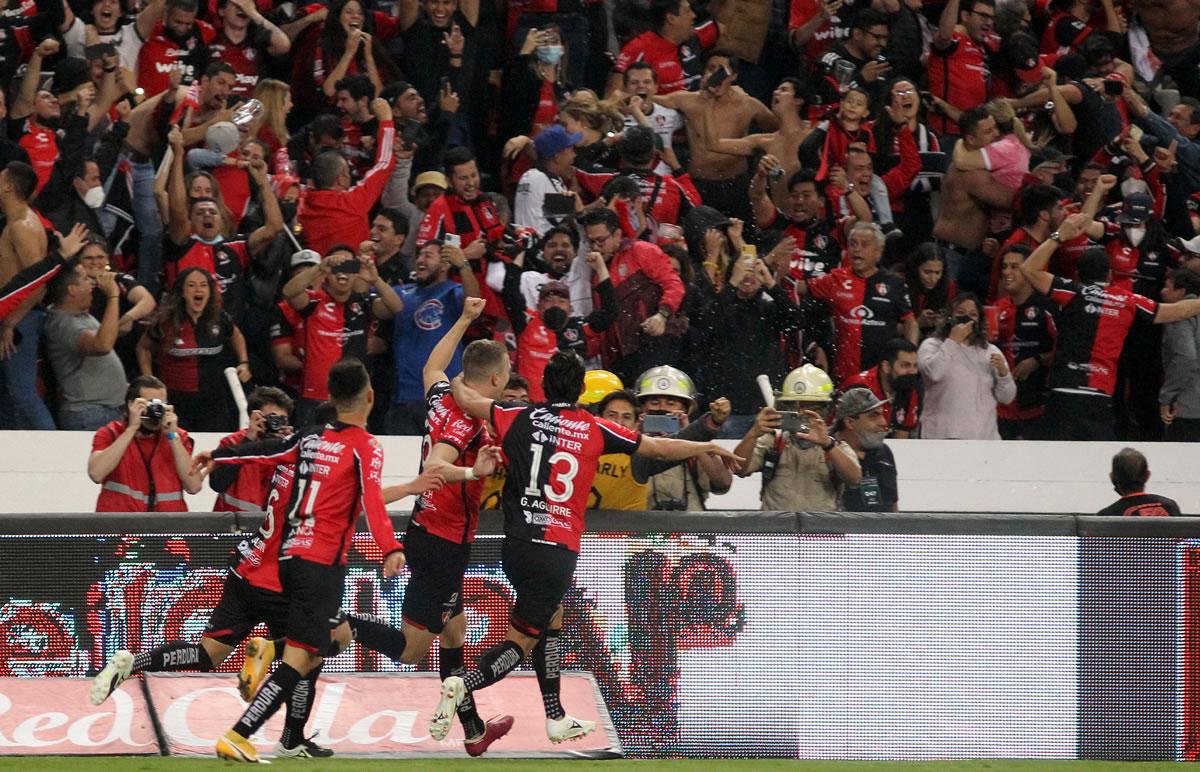 Jugadores del Atlas celebrando el penal decisivo que marcó Julio César Furch.