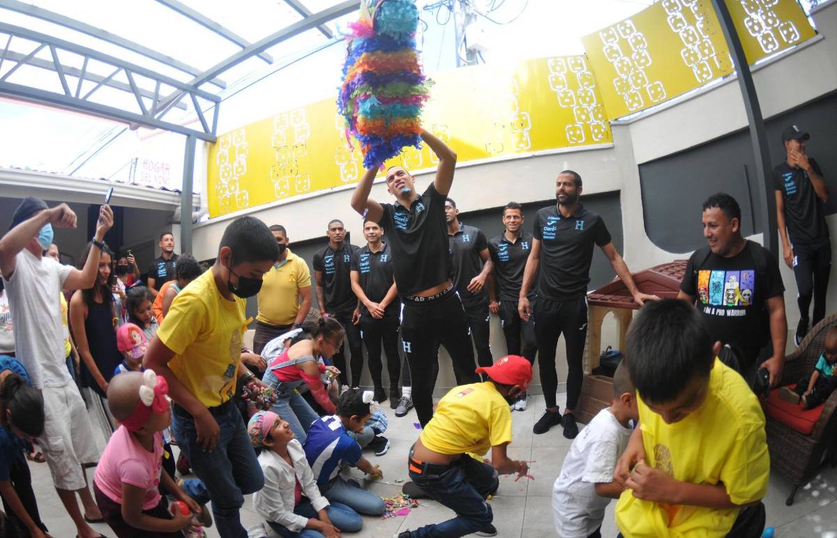 Devron García en el momento que se unía para reventar una de las piñatas.